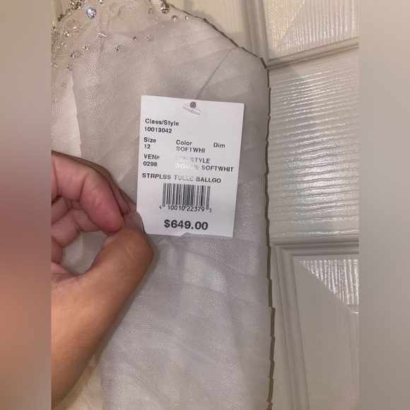 David’s bridal wedding dress size 12- NOT ALTERED NEW WITH TAGS - Picture 2 of 8